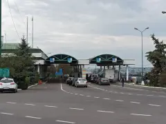 Kolejka samochodów na przejściu granicznym. Zastanawiasz się winieta co to? To opłata za przejazd autostradą.