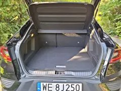 Otwarty bagażnik Renault Arkana, pokazujący jego przestronność. Wymiary bagażnika są kluczowe dla podróżujących.