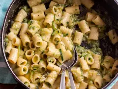Rigatoni cremosi con zucchine, un sapore che ricorda le zucchine ricette della nonna. Un piatto semplice e gustoso.