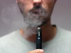 Hombre exhala humo de un vaper blu. Este vaper blu es malo para la salud.