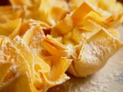 Deliciosos postres con hojaldre, crujientes y espolvoreados con azúcar glas.