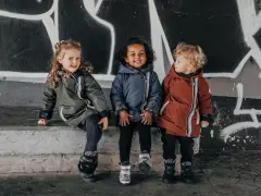 Dziecko w górach zimą: Jak ubrać, by było mu ciepło i sucho?