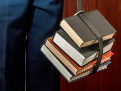 Un fascio di libri legati da una cinghia, un simbolo del percorso per capire come funzionano i CFU e il carico di studio.