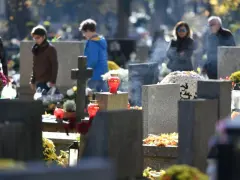 Ludzie odwiedzają groby, zapalają znicze. W powietrzu unosi się dym, symbolizujący modlitwę o odpust zupełny.