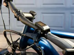 Wyświetlacz roweru elektrycznego pokazuje, jak działa rower elektryczny, prezentując dane o jeździe.