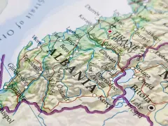 Mapa pokazuje, gdzie leży Albania, z zaznaczonymi miastami jak Tirana i wybrzeżem Morza Adriatyckiego.