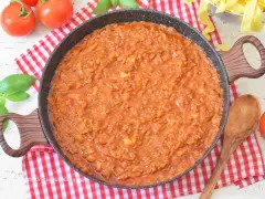 Gotowy do podania sos bolognese w głębokiej patelni. Idealny do makaronu, ten przepis na bolognese zachwyci każdego.