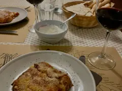Pyszny obiad z winem i parmezanem. Idealne miejsce, gdzie dobrze zjeść w Chełmie.