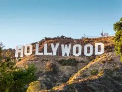 Słynny napis HOLLYWOOD na wzgórzu. To symbol marzeń, sławy i tego, co to znaczy Hollywood – miejsca, gdzie rodzą się historie.