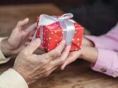 Prezent dla ukochanej osoby z okazji 32 rocznicy ślubu. Czerwone pudełko w białe kropki, przewiązane białą wstążką.