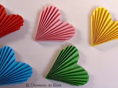 Corazones de papel plegado en rojo, rosa, amarillo, azul y verde. Perfectas manualidades para decoración de San Valentín.