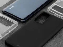 Czarny, matowy pokrowiec gumowy i dwa przezroczyste etui na telefon Huawei.