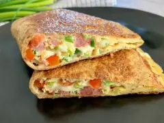 Keto tortilla przepis: złocista tortilla z jajkiem, warzywami i wędliną, idealna na śniadanie.