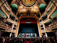 Widownia i scena w olśniewającym, zabytkowym teatrze, gdzie artyści dziękują za aplauz. To miejsce, gdzie rodzi się magia, największy teatr na świecie.