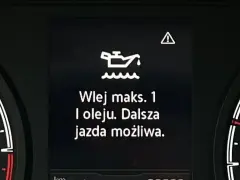 Na desce rozdzielczej migająca kontrolka oleju z komunikatem "Wlej maks. 1 l oleju. Dalsza jazda możliwa." ostrzega o niskim poziomie smarowania.