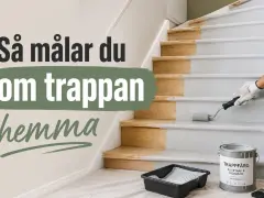 En person med handskar målar trappsteg grå med en liten roller. Texten "Så målar du om trappan hemma" syns till vänster.