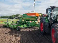 Nowoczesny siewnik Amazone Cirrus 8004-2C z ciągnikiem na polu, przygotowujący ścieżki technologiczne.