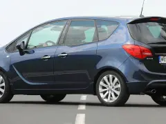 Ciemnoniebieski Opel Meriva B z polskimi tablicami WE 3428V na drodze.