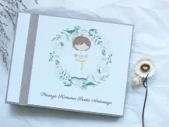 Urocza kartka na Komunię dla chłopca z postacią w wianku. Idealny pomysł na prezent z tej okazji.