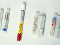 Kilka jednorazowych testów alkoholowych z różnymi skalami i instrukcjami.