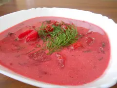 Pyszna zupa z botwiny z ziemniakami, ozdobiona świeżym koperkiem. Idealna na letni obiad.