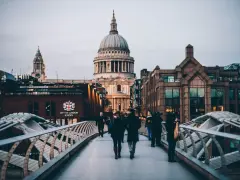 Spacerem po moście Millenium w Londynie, podziwiając katedrę św. Pawła. Idealne miejsce, by poczuć atmosferę miasta i zastanowić się, co warto kupić w Londynie.