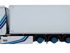 Biała ciężarówka z niebieskimi pasami i logo "TH LOGISTIC" gotowa do transportu.