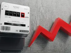 Licznik energii elektrycznej i czerwona strzałka w górę symbolizują, dlaczego koszt doprowadzenia prądu do działki wzrósł o 20 procent w 2026 roku.