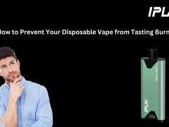 Hombre pensativo junto a un vapeador IPLAY Tropical Grape. Aprende a quitar sabor a quemado y disfrutar de tu experiencia.