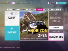 Menu gry Forza Horizon 5. Widok na opcje "Kluby", "Rywal", "Horizon Open" oraz "Znajomi / Gracze". W tle wyścigowe auto i piramida.
