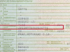 Fragment dowodu rejestracyjnego pojazdu z zaznaczonym numerem VIN.