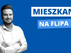 Uśmiechnięty mężczyzna z rękami skrzyżowanymi na piersi. Napis "MIESZKANIE NA FLIPA" sugeruje, jak znaleźć mieszkanie na flipa.