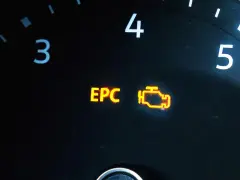 Leuchtende EPC-Warnleuchte im Auto-Armaturenbrett. Ein Motor-Symbol leuchtet ebenfalls.