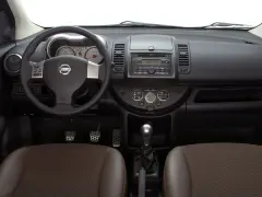 Wnętrze Nissan Note E11: kierownica, deska rozdzielcza z radiem i zegarami, dźwignia zmiany biegów, fotele.
