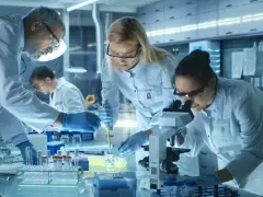 Naukowcy w laboratorium kryminalistycznym pracują nad próbkami. Zastanawiasz się, ile zarabia osoba w laboratorium kryminalistycznym?