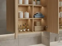 Belle idée rangement salle de bain : étagères en bois clair avec produits, serviettes et paniers tressés.