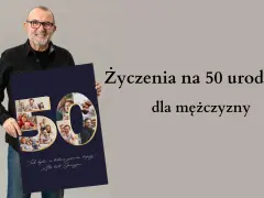 Uśmiechnięty mężczyzna prezentuje plakat z liczbą 50, wypełnioną rodzinnymi zdjęciami. Idealne życzenia dla faceta na 50 urodziny.