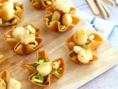 Bouchées à la reine aux Saint-Jacques, garnies d'une béchamel crémeuse et de pignons. Un délice croustillant.