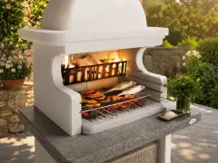Una succulenta grigliata di pesce e spiedini cuoce su un barbecue in pietra, con fiamme vive e un contorno verdeggiante.
