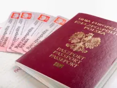 Paszport i kilka dowodów osobistych. Czy do Rzymu można lecieć na dowód osobisty? Sprawdź przepisy!
