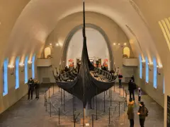 W muzeum łodzi wikingów podziwiać można starożytny okręt.