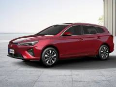 Czerwony MG5 Electric, kombi, stoi na betonowym placu z widokiem na morze.