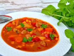 Jak zrobić zupę gulaszową, aby zachwycić smakiem i aromatem