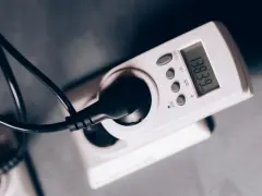Gniazdko z miernikiem zużycia energii elektrycznej, pokazującym 138.39 kWh. To urządzenie pomoże kontrolować opłatę mocową.