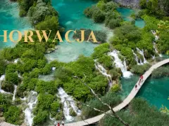 Chorwacja co warto zobaczyć: malownicze wodospady i turkusowe jeziora Parku Narodowego Jezior Plitwickich, z drewnianymi kładkami dla turystów.
