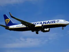 Ryanair, jedne z najlepszych linii lotniczych, w locie na tle błękitnego nieba.