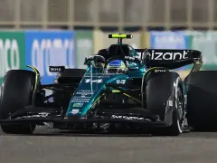 Fernando Alonso al volante de su Aston Martin, número 14, compitiendo en la pista.