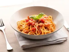 Jak jeść spaghetti, aby uniknąć bałaganu i zachować etykietę
