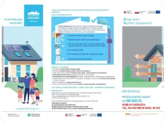 Rodzina przed domem z panelami słonecznymi i kotłem gazowym, zachęta do wymiany ogrzewania i ocieplenia domu w ramach programu "Czyste Powietrze" - wpis do księgi wieczystej.