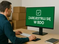 Mężczyzna przy biurku rejestruje jednoosobową działalność gospodarczą a śmieci w systemie BDO.